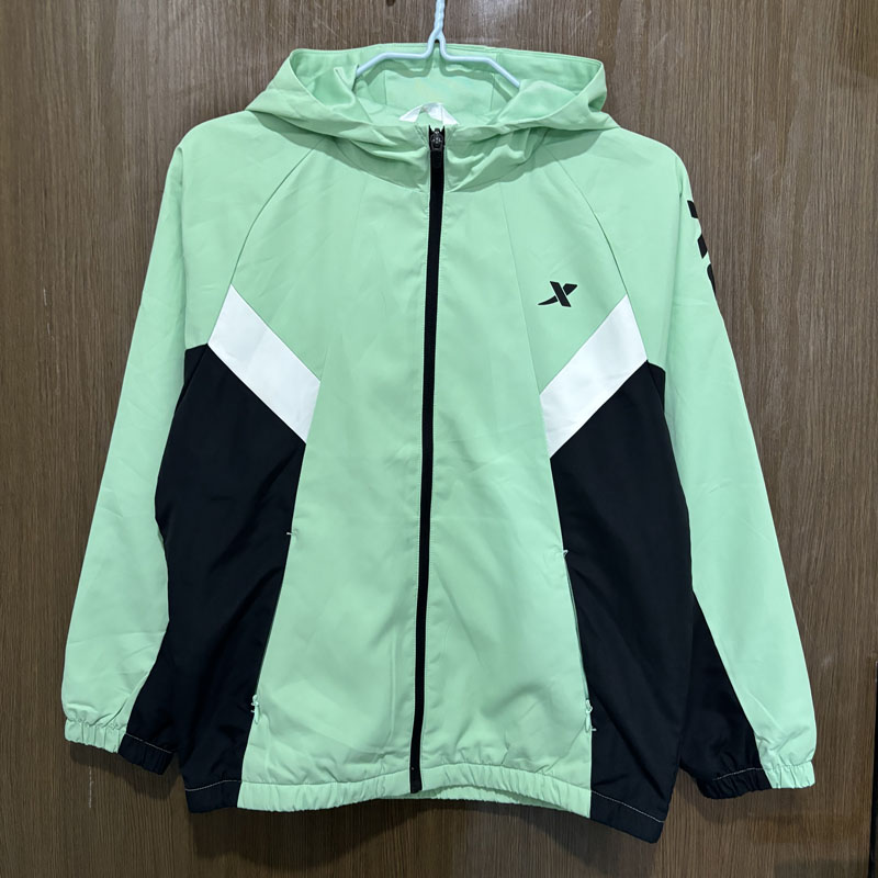 特步儿童保暧男童风衣运动上衣