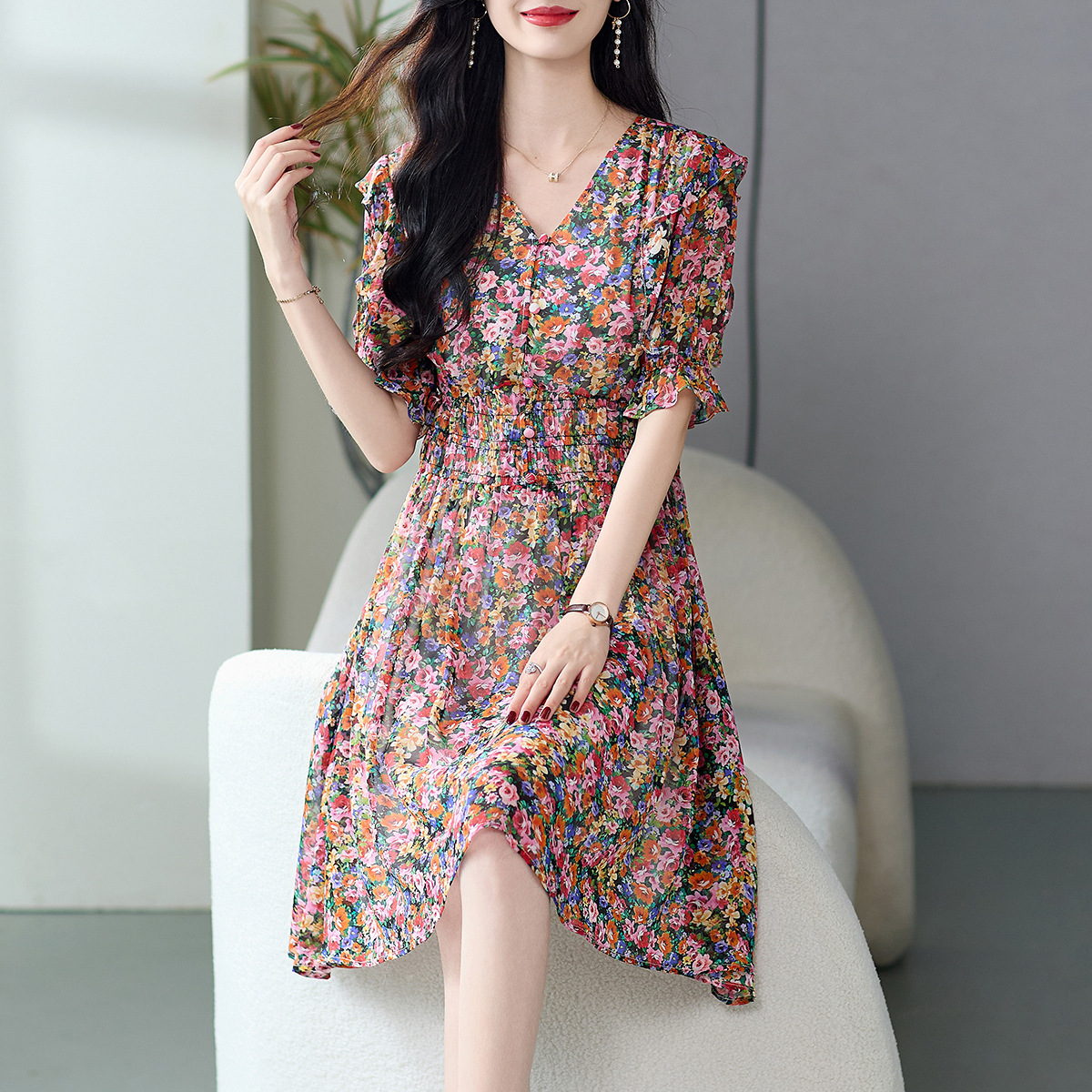 微胖小个子穿夏季碎花真丝V领收腰连衣裙显白吗？实测温柔衬肤效果如何？
