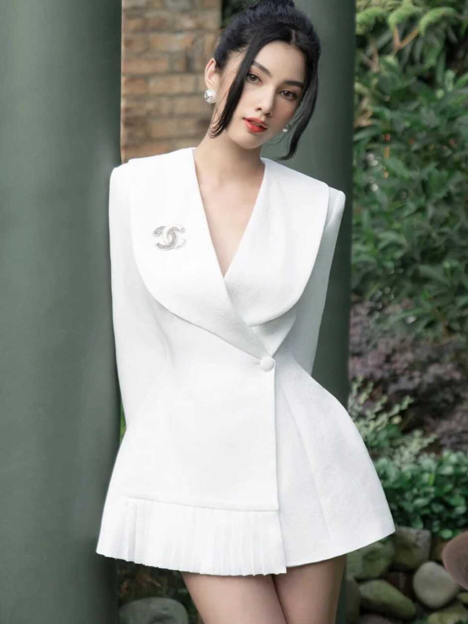 越南小众设计师气质白色大翻领西装女v领百褶收腰显瘦长袖连衣裙