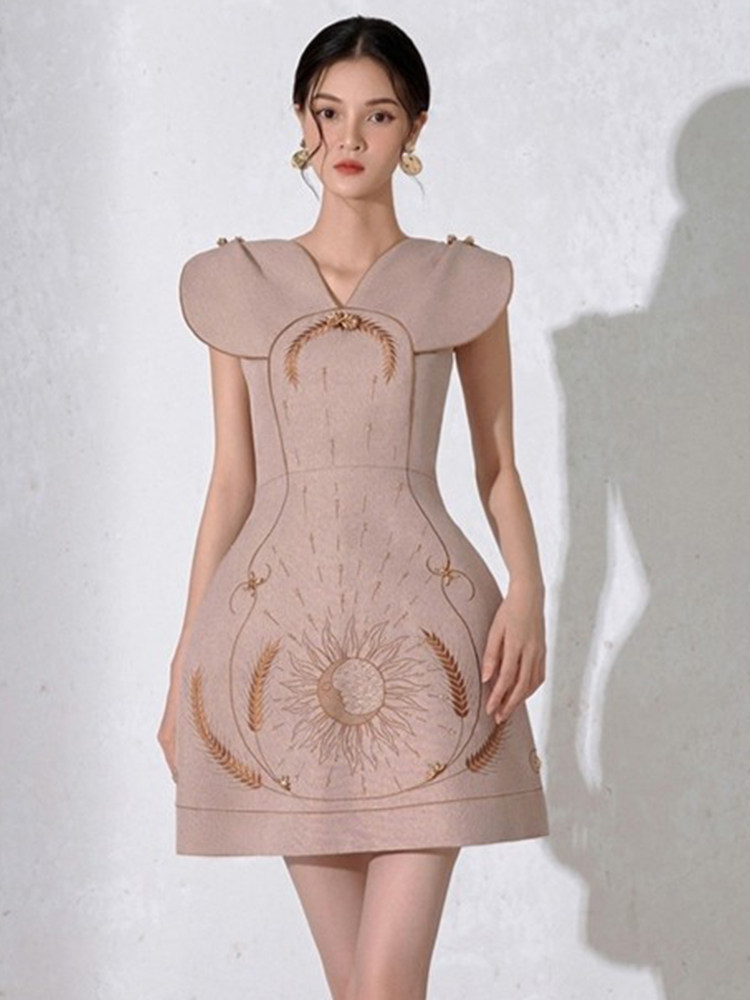 越南设计师春夏新款小众气质刺绣钉珠小礼服重工收腰显瘦连衣裙