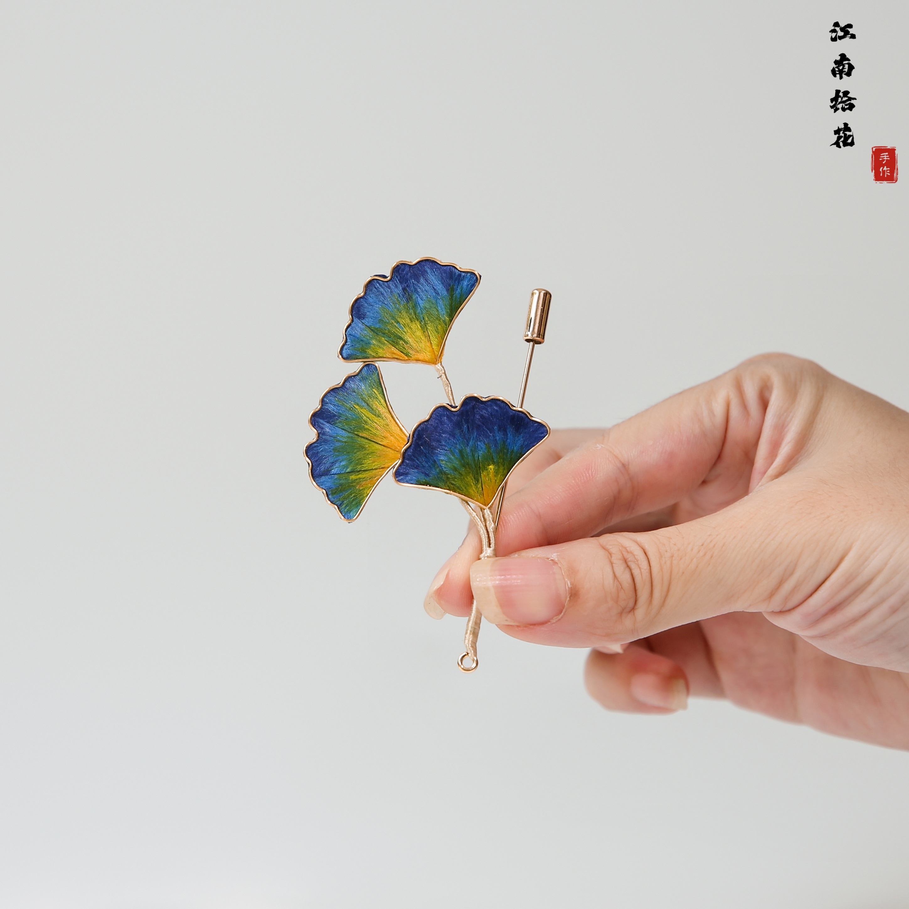 非遗手工掐丝银杏叶绒花胸针