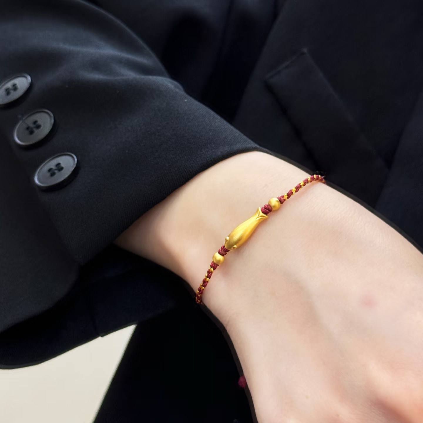 黄金小金鱼手链女新款足金999转运珠手工编织红绳礼物送女友