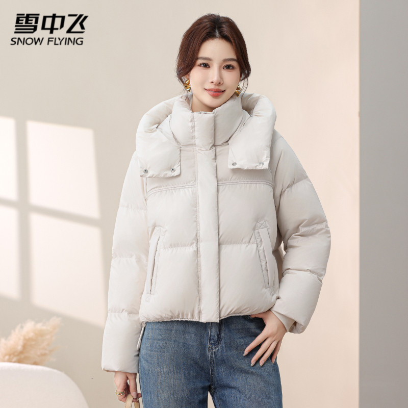 雪中飞羽绒服女款短款2025品牌新款小个子白色立领冬季时尚厚外套