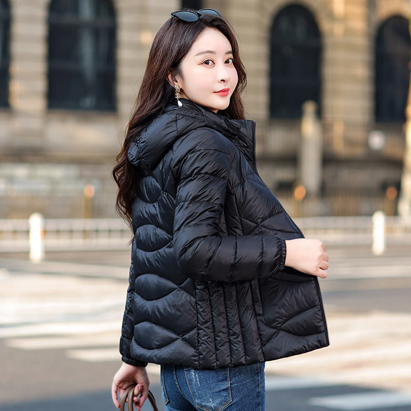 雪中飞新款冬季女装短款羽绒服轻薄修身显瘦大码中老年妈妈外套