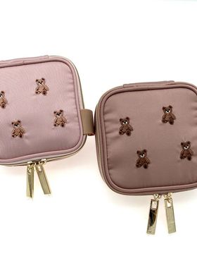 PETIT TROUVER可爱治愈小熊精致刺绣方形小化妆包卫生棉包杂物包