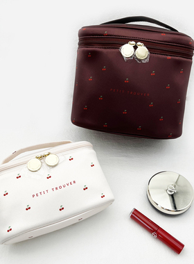 petit trouver 甜美小樱桃便携旅行大容量化妆包手提补妆迷你桶包