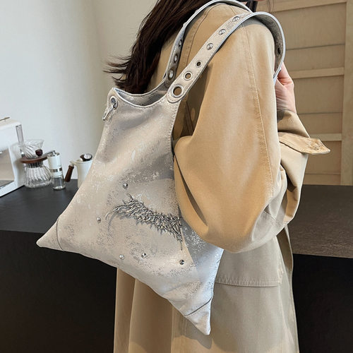 小众设计暗黑风辣妹手提铆钉腋下包 2025新大容量单肩斜挎托特包N