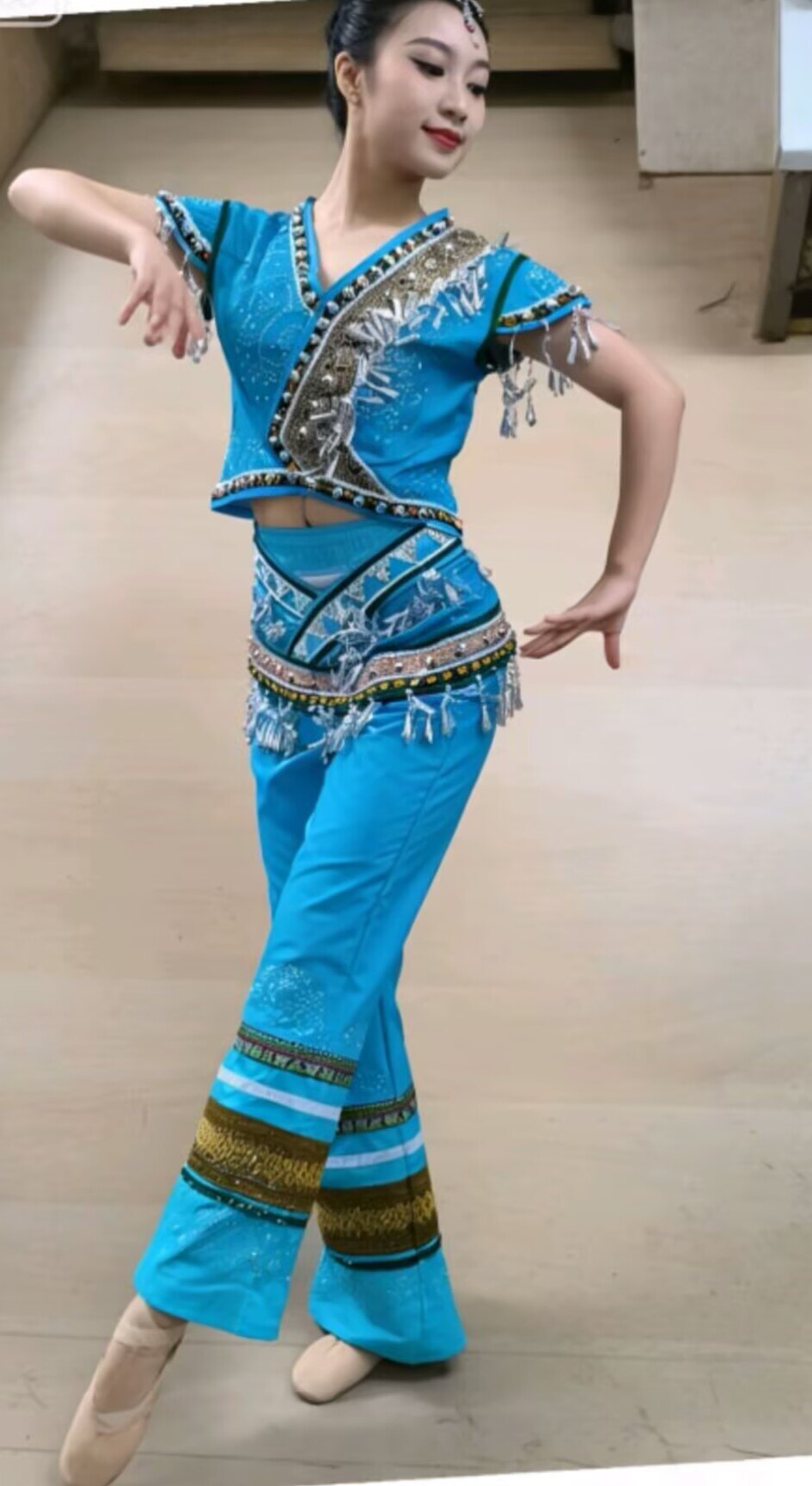 彝族烟盒舞原版剧目沐光舞蹈头饰道具艺考高定制民族舞舞蹈演出服