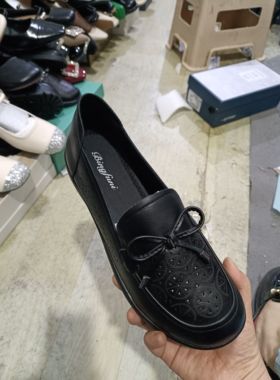 冰芙尼2025新款镂空浅口平底舒适软底妈妈单鞋豆豆鞋女29810黑