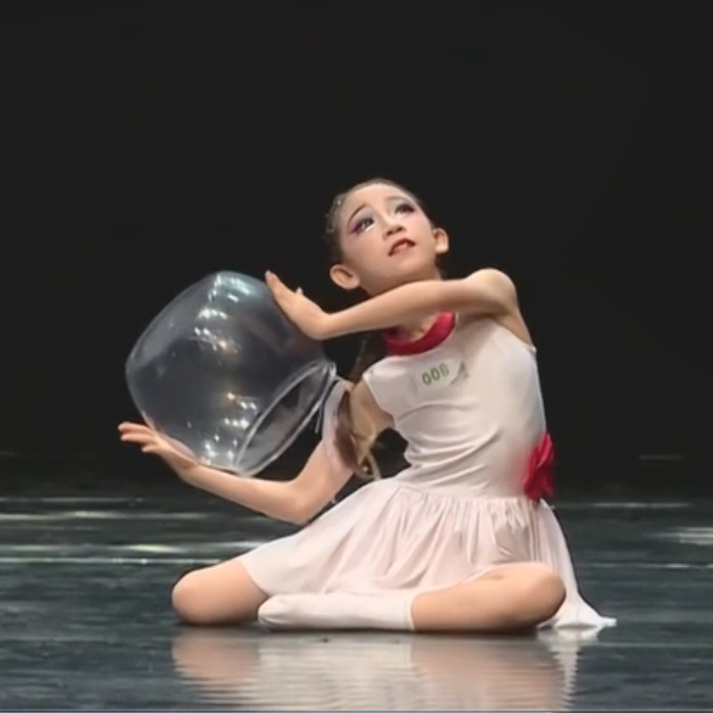 少儿独舞《摘星星的人》表演服装