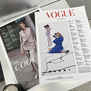时尚英文杂志报纸网红潮流模特手拿摆拍美食拍照装饰道具艺术海报