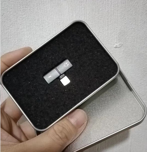 600个全新苹果手机转接头转换器铁盒包装充电听歌二合一双扁头