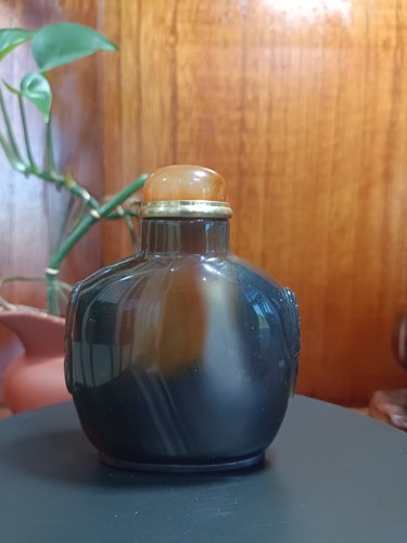 天然玛瑙鼻烟壶纯手工精雕双耳带兽头鼻烟壶薄膛可收藏