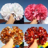 Красочные танцевальные соревнования La Laquan La La La La La Team играет в цветочные шарики