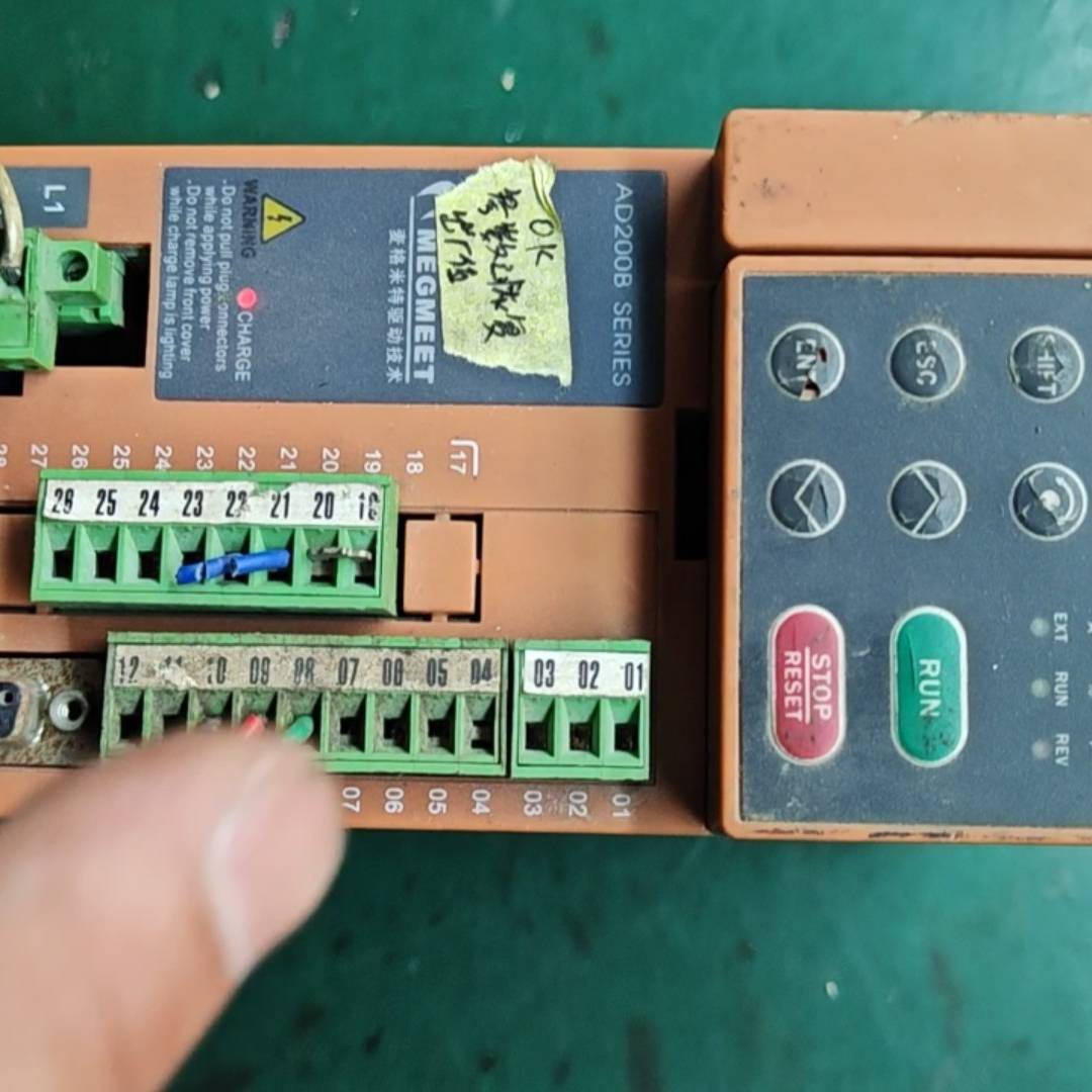 麦格米特AD200B-040T4A驱动器两议价 维修！！！