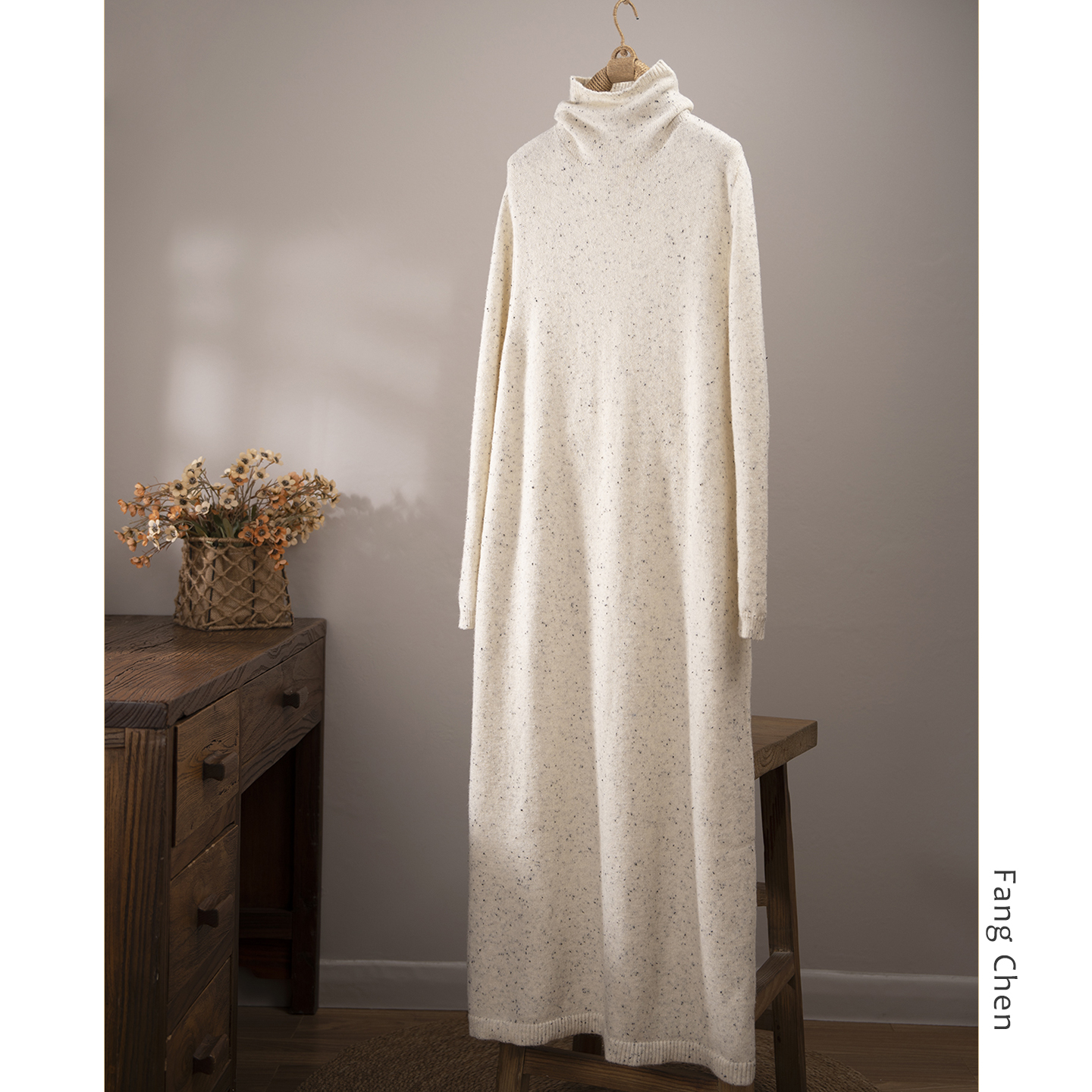 极简风彩点羊驼绒高领针织连衣裙