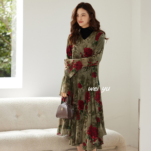 薇语大码女装气质裙子2025秋法式桔梗高冷御姐长裙V领印花连衣裙