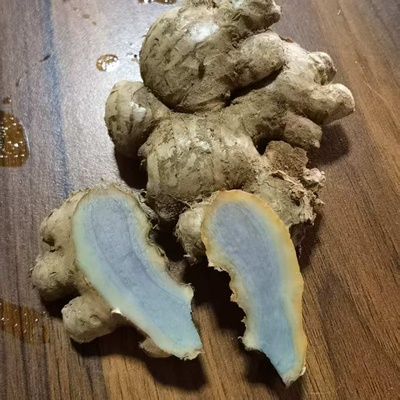 云南小青姜老品种生姜少数民族现挖乌姜蓝心姜老姜特级姜整箱批发