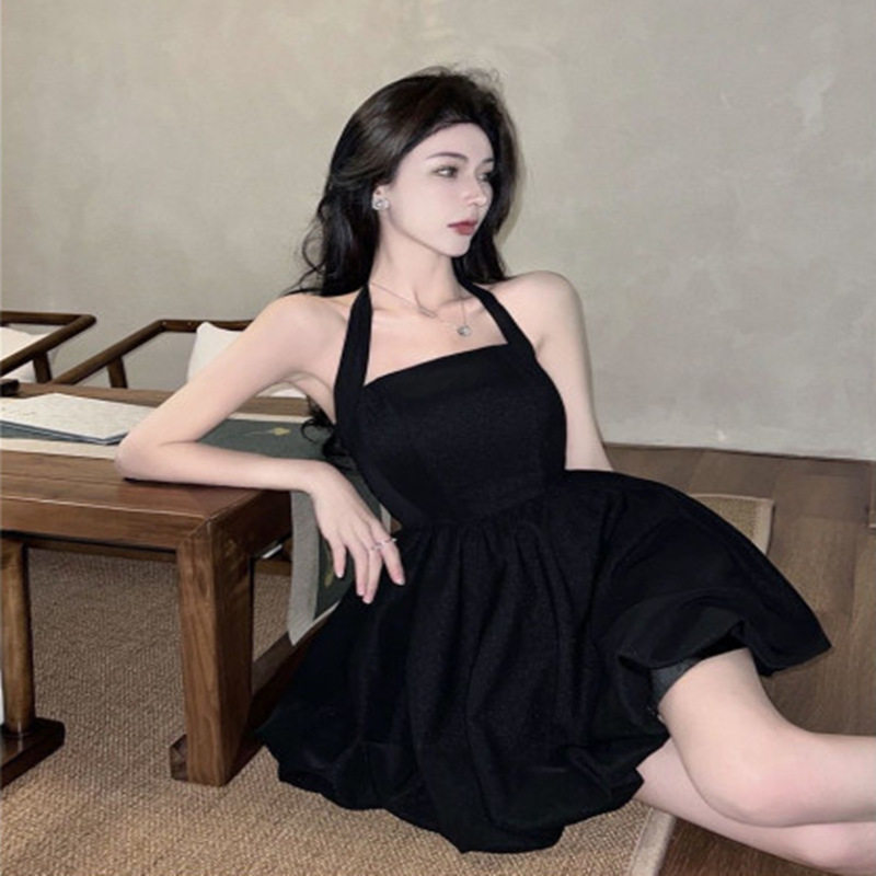 新款纯欲黑色挂脖吊带连衣裙小个子收腰气质性感A字裙夏女小黑裙