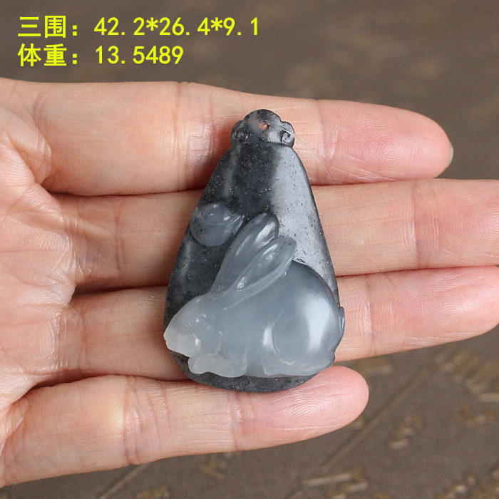 黑白分明的青花籽料小兔子挂件