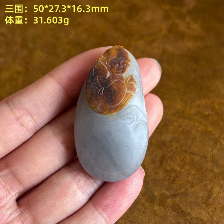 黄沁皮青花籽料灵猴献瑞挂件