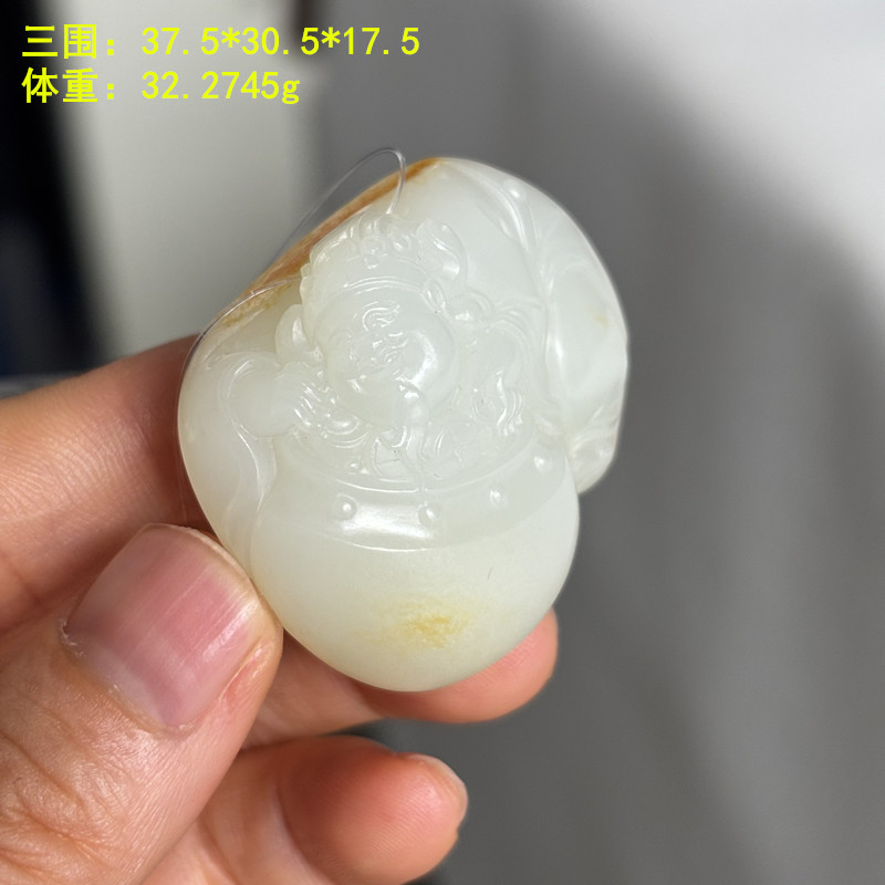 质地完美的羊脂白玉籽料挂件