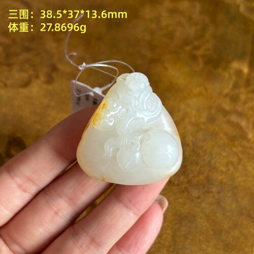 洒金皮羊脂白玉籽料灵猴献瑞挂件