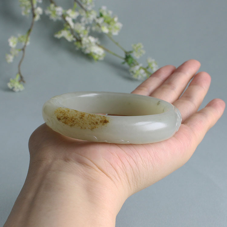 58.5秋梨皮白玉籽料雕花手镯