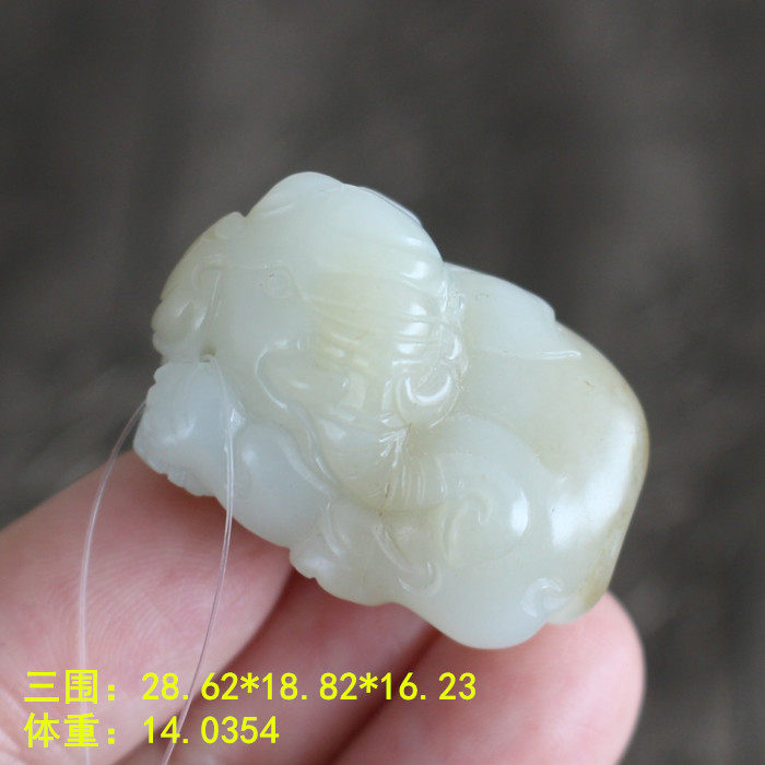 质地膏糯的糖白玉籽料象吊坠