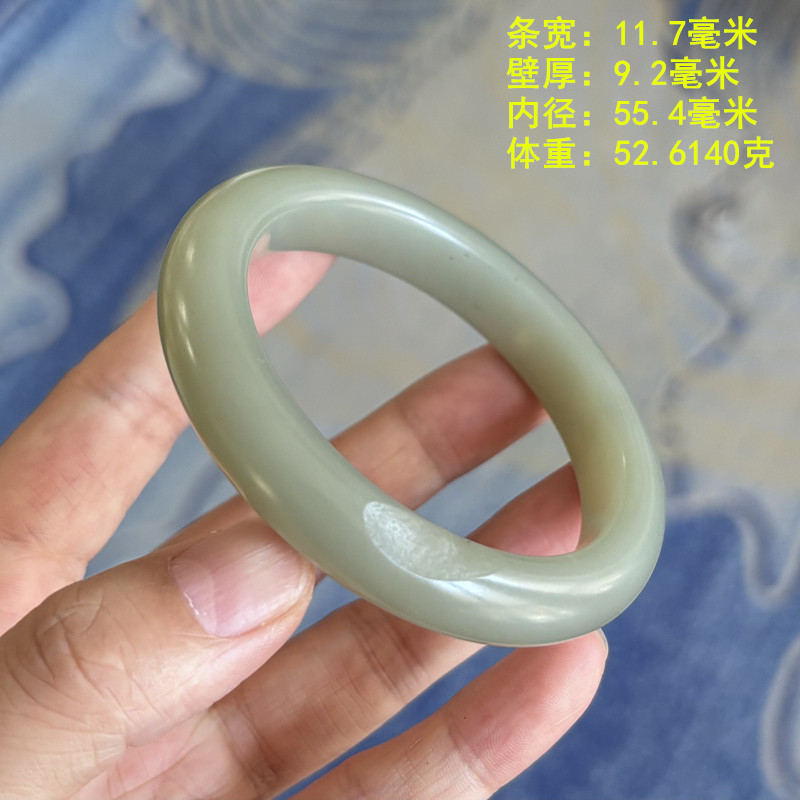 55.4青白玉籽料留皮手镯