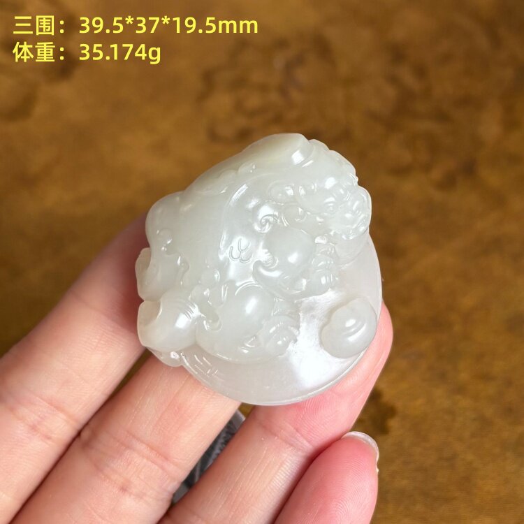 老熟白玉籽料貔貅挂件有原皮