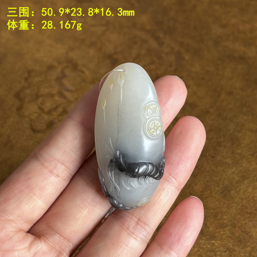 黑白分明青花籽料虾挂件