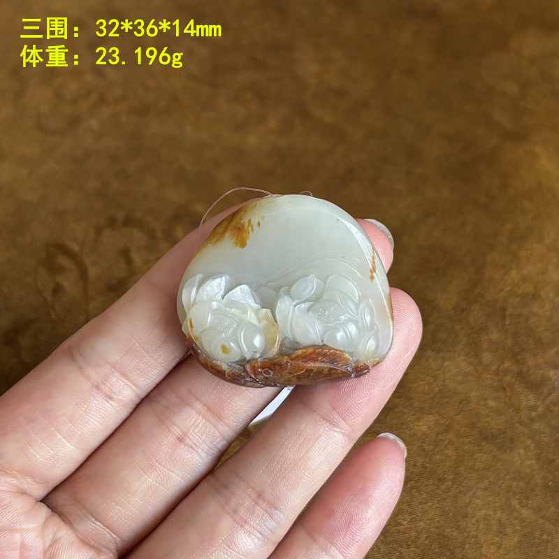 红沁皮白玉籽料连年有余挂件