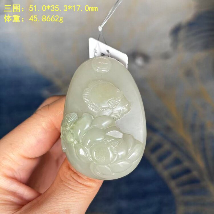 俏翠青白玉籽料连年有余吊坠