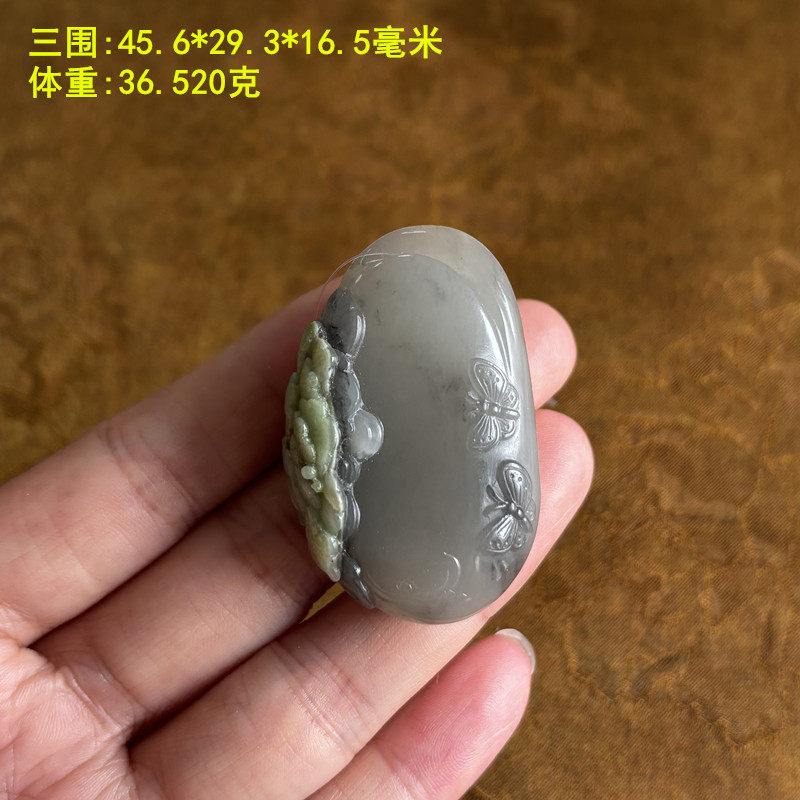 特细腻很油润的三色俏翠籽料