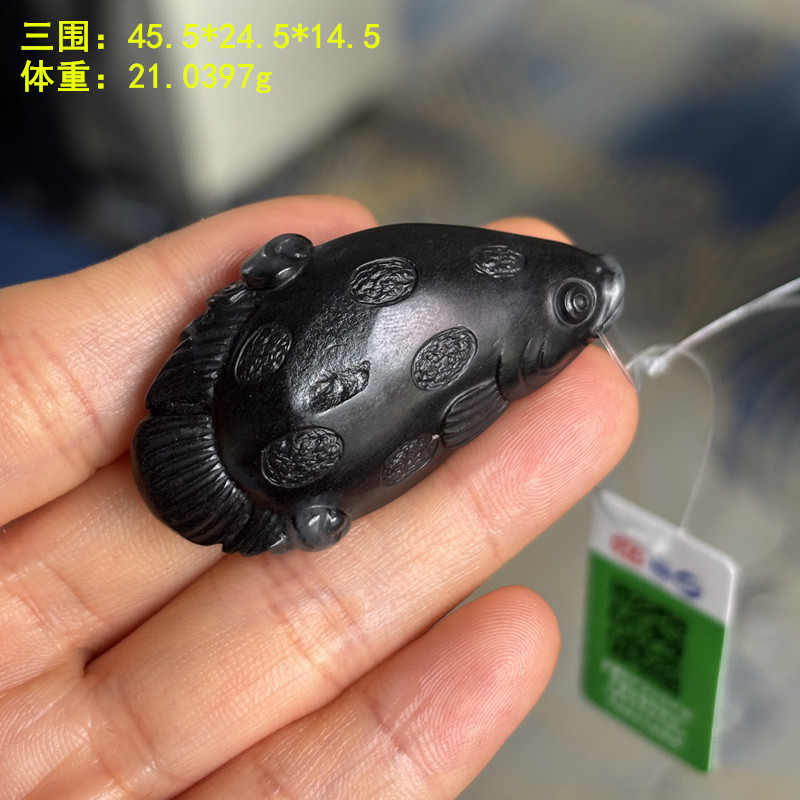 质地不错的鱼籽料挂件
