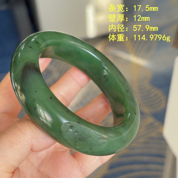 稀有碧玉籽料手镯有原皮