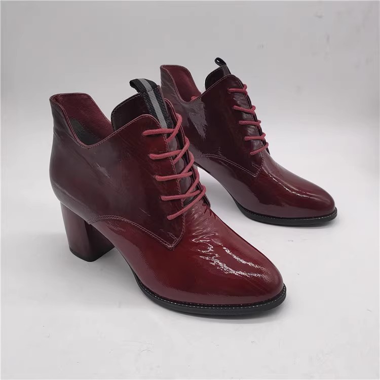 2024秋新款英伦风时尚漆皮尖头高跟短靴女粗跟防水舒适女马丁靴