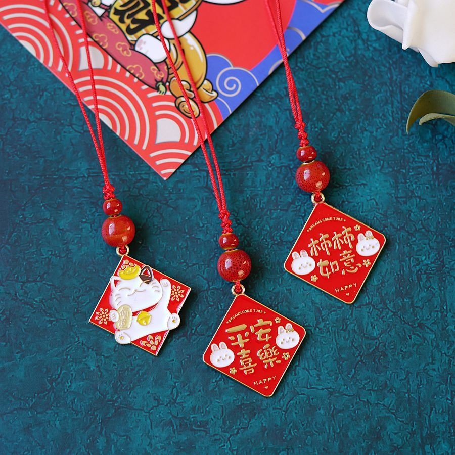 2026时尚国潮红色招财猫编织手机小挂件饰品平安喜乐包挂钥匙扣