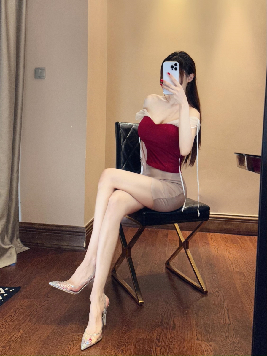 思瑞宝石红收腰显胸大吊带抹胸