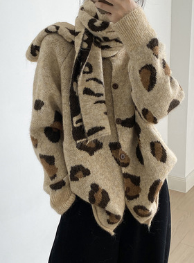 言双 慵懒风豹纹开衫毛衣女含围巾秋冬保暖时尚百搭针织上衣P2598