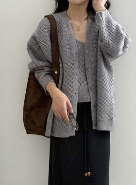 言双 V领单排扣针织开衫+简约吊带背心女两件套 秋季气质套装