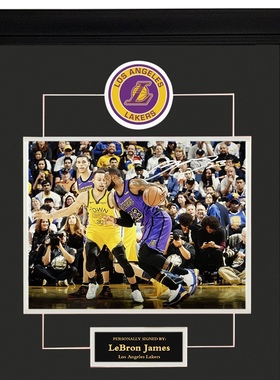 James詹姆斯亲笔签名湖人队照片 对位库里 带证书 含裱框 珍藏