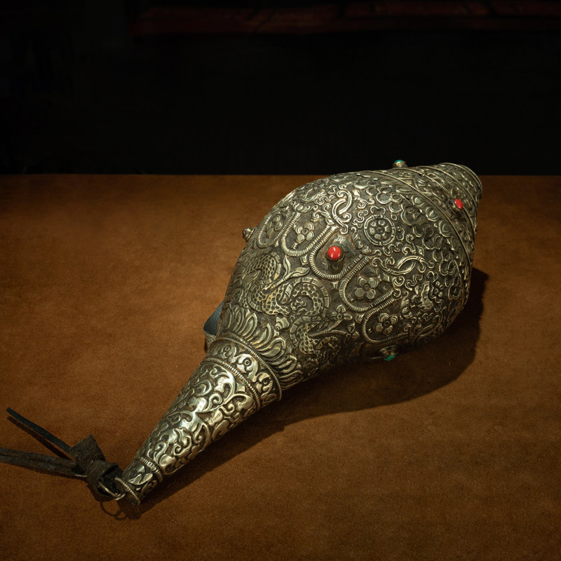 清代藏传包藏银满工簪刻嵌宝石老法螺精美老法器供奉摆件收藏品