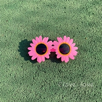 Темно -розовые черные маленькие рыбы