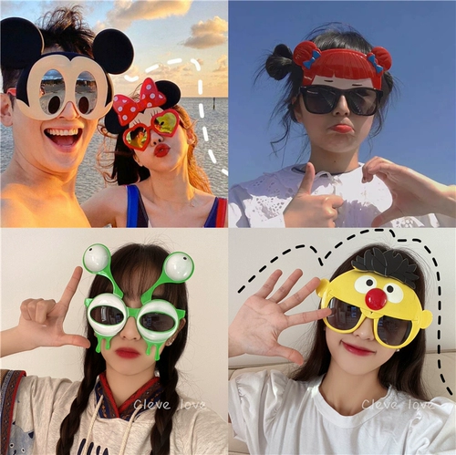 Скульптура песчаника Сяохонгу - это забавная мультипликация преувеличенная большие очки пара фотограф -фотографы солнцезащитные очки на морской вечеринке
