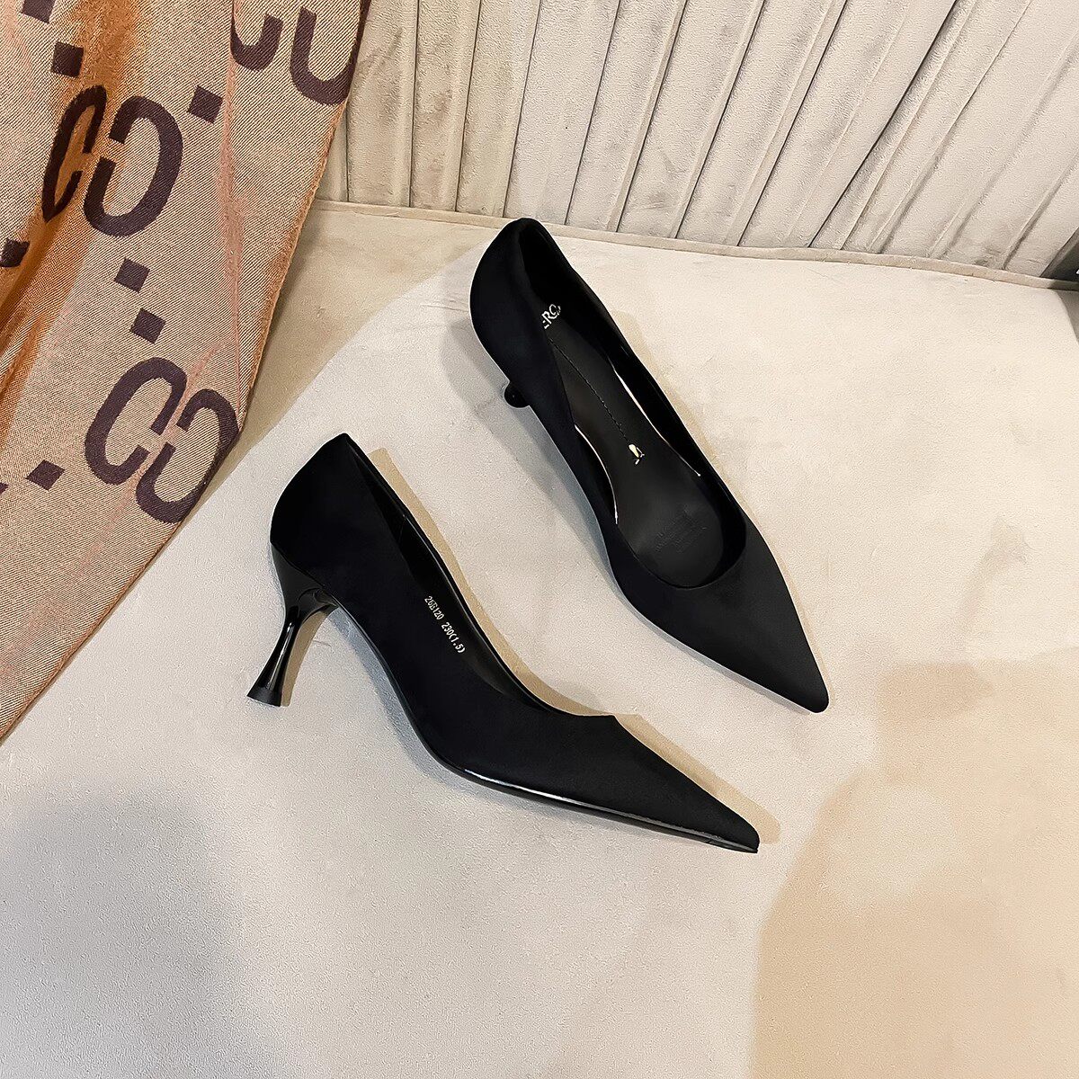 一代佳人2024秋季新款时尚高级感百搭绒面细跟尖头黑色高跟单鞋女