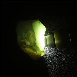 缅甸天然翡翠a货 原石毛料挂件吊坠雕刻料 65克