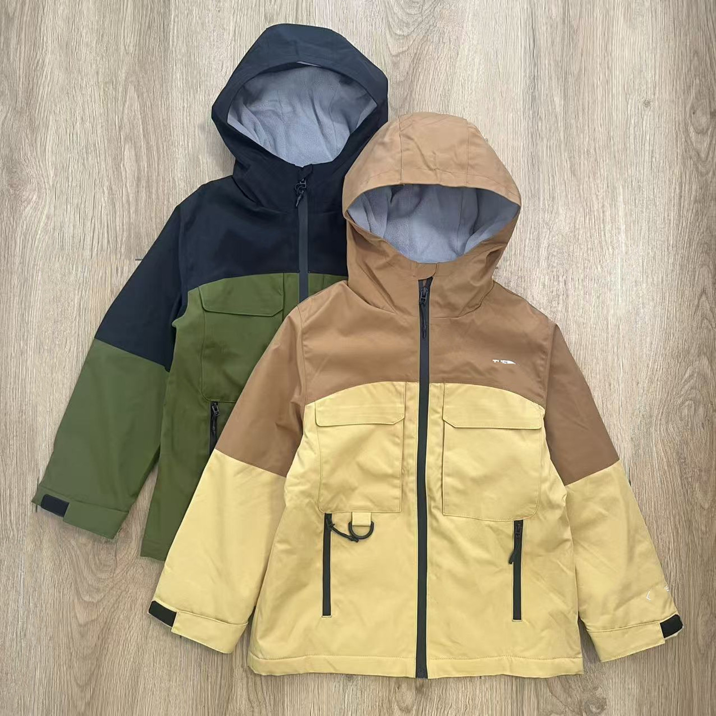 2025秋冬新款韩版休闲男女童户外防风防水连帽加绒保暖冲锋衣外套