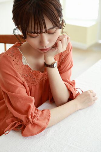 法式宽松暗格纹花边领上衣